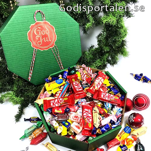Godislåda / jullåda grön åttakantig med god jul hälsning. Fylld med lyxigt inslaget godis. Godisportalen.se