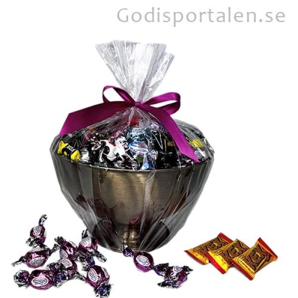 Godis pokal för Alla hjärtans dag. Inslagen i cellofan och fin rosett.