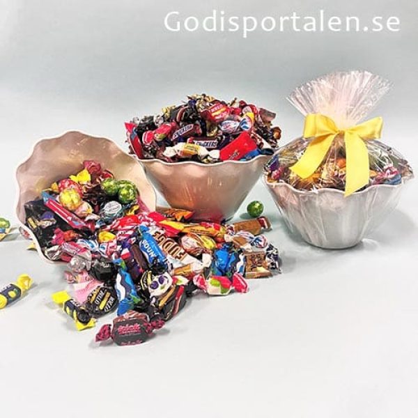 Godisskål till påsk med gott påskgodis. Inslagen i cellofan och rosett. Godisportalen.se