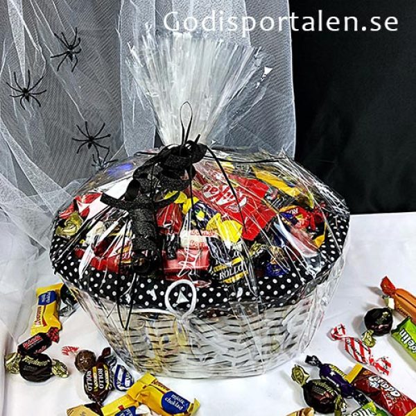 Halloween Godiskorg med Lyxigt Godis. Svart-prickig inslagen i Cellofan. Godisportalen.se