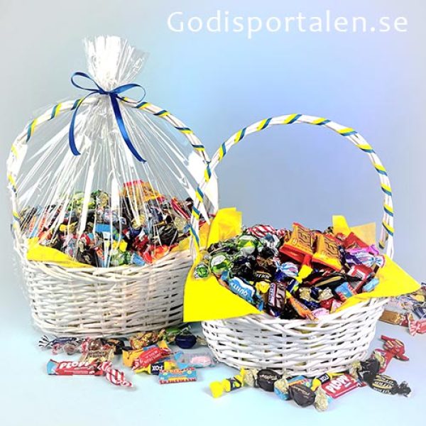 Sommarkorg vit. Godiskorg fylld med färskt inslaget godis. 3 storlekar. Inslagna i cellofan och sidenband. Godisportalen.se