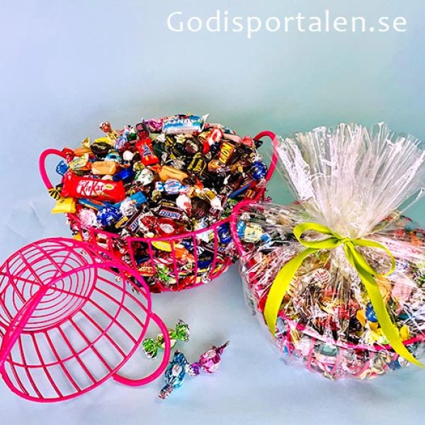 Sommarkorg med inslaget godis. Rosa stålkorg. Godisportalen.se